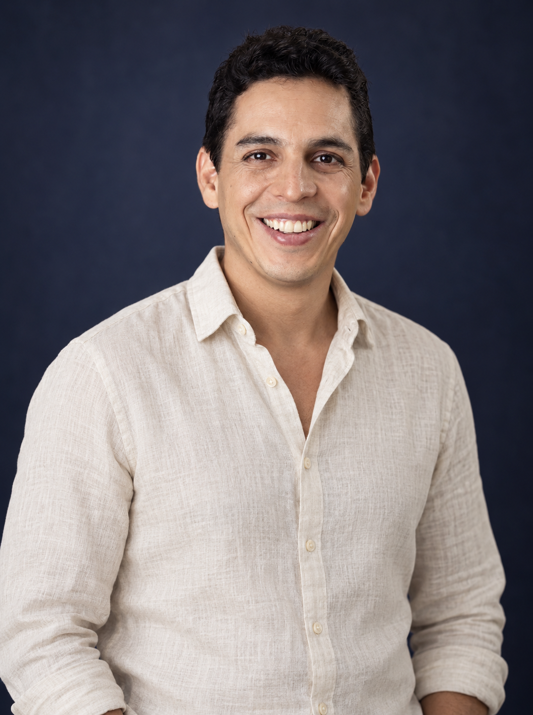 Daniel Bursztyn sonriendo, con una camisa clara de lino